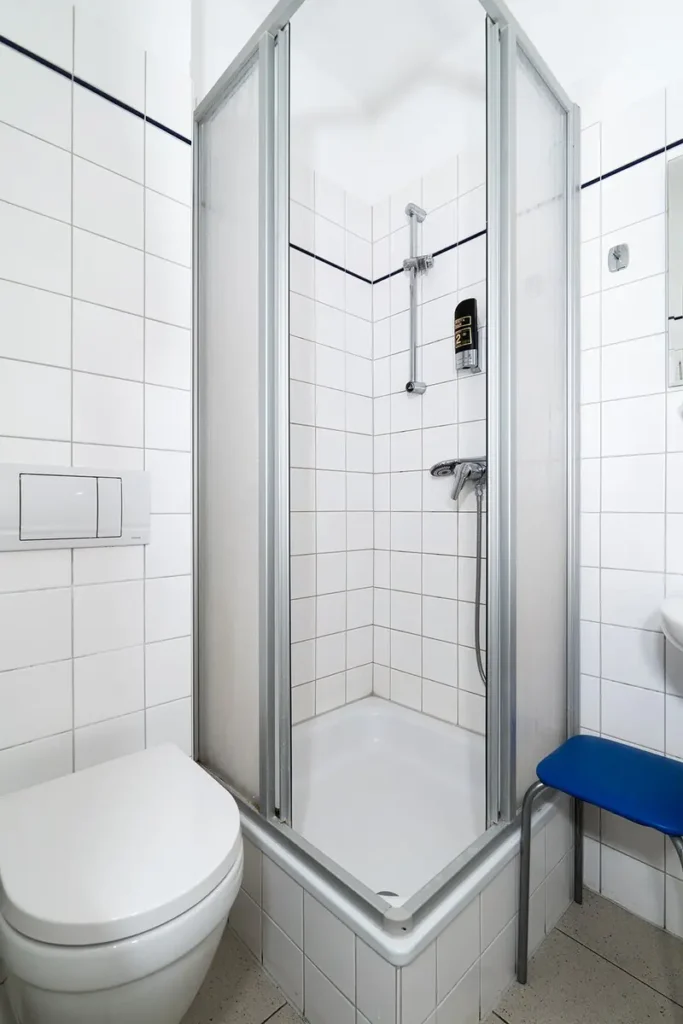 Dusche im privaten Badezimmer des Doppel- oder Zweibettzimmers