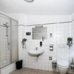 Badezimmer der Junior Suite für Familien mit WC und Waschbecken