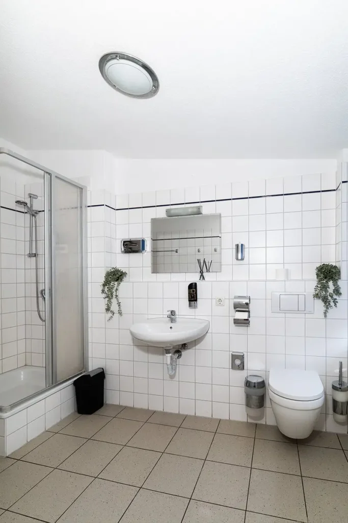 Badezimmer der Junior Suite für Familien mit WC und Waschbecken