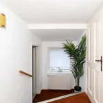 Flur und Zugang zur Junior Suite für Familien in der Hotel Pension Kleinmachnow