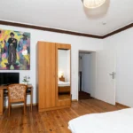 Junior Suite für Familien mit Doppelbett, Sitzbereich und Holzboden in Kleinmachnow