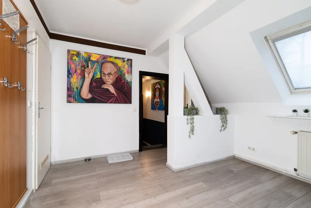 Kleiderschrank im Doppel- oder Zweibettzimmer mit Balkon und Holzfußboden