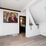 Kleiderschrank im Doppel- oder Zweibettzimmer mit Balkon und Holzfußboden