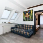 Sitzbereich im Doppel- oder Zweibettzimmer mit Balkon, Sofa und Dachfenstern