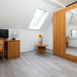 Schreibtisch und Flachbild-TV im Doppel- oder Zweibettzimmer mit Balkon