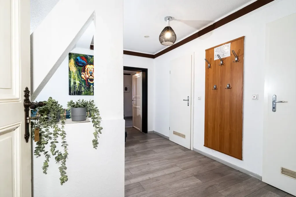 Sitzbereich mit Schreibtisch und Flachbild-TV im Doppel- oder Zweibettzimmer mit Balkon