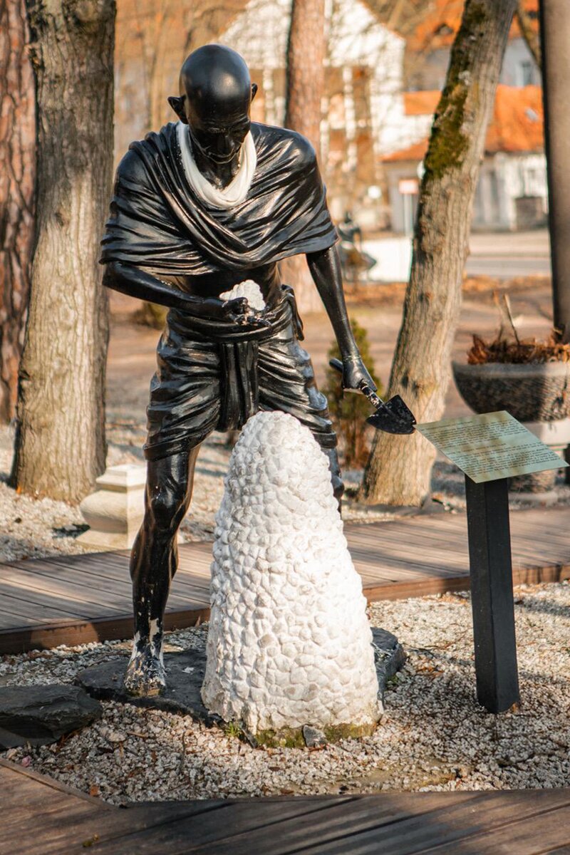 Skulptur im Außenbereich der Pension in Kleinmachnow