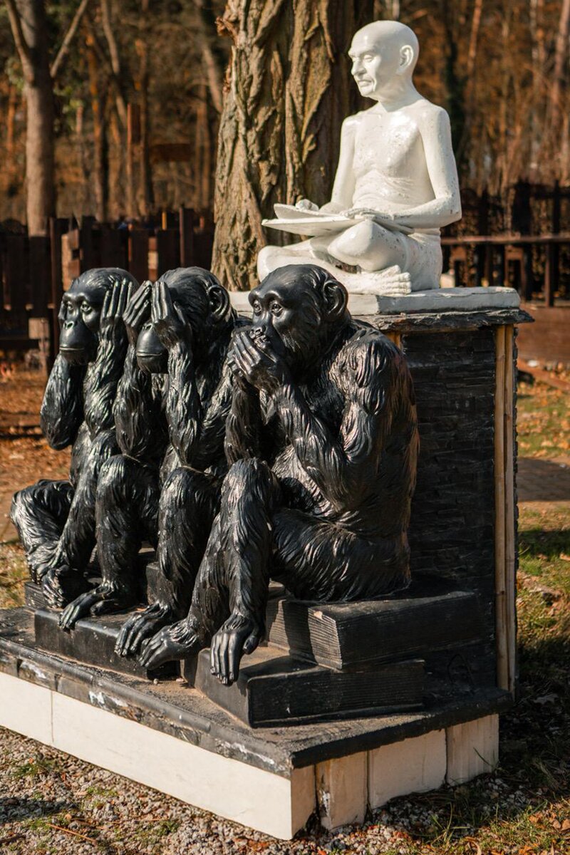 Skulpturengruppe im Außenbereich der Pension und des Hotels in Kleinmachnow