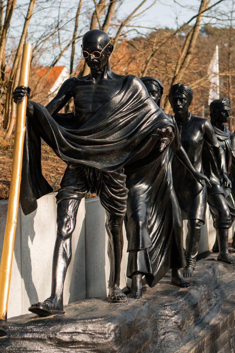 Statue im Außenbereich der Hotel Pension Kleinmachnow nahe Restaurant und Gartenanlage