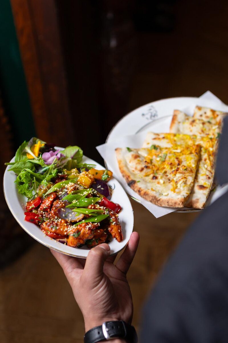 Frisch serviertes Gericht im Restaurant der Hotel Pension Kleinmachnow