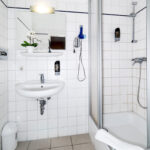 Eigenes Badezimmer mit Dusche im Zweibettzimmer der Pension zur Schleuse Kleinmachnow