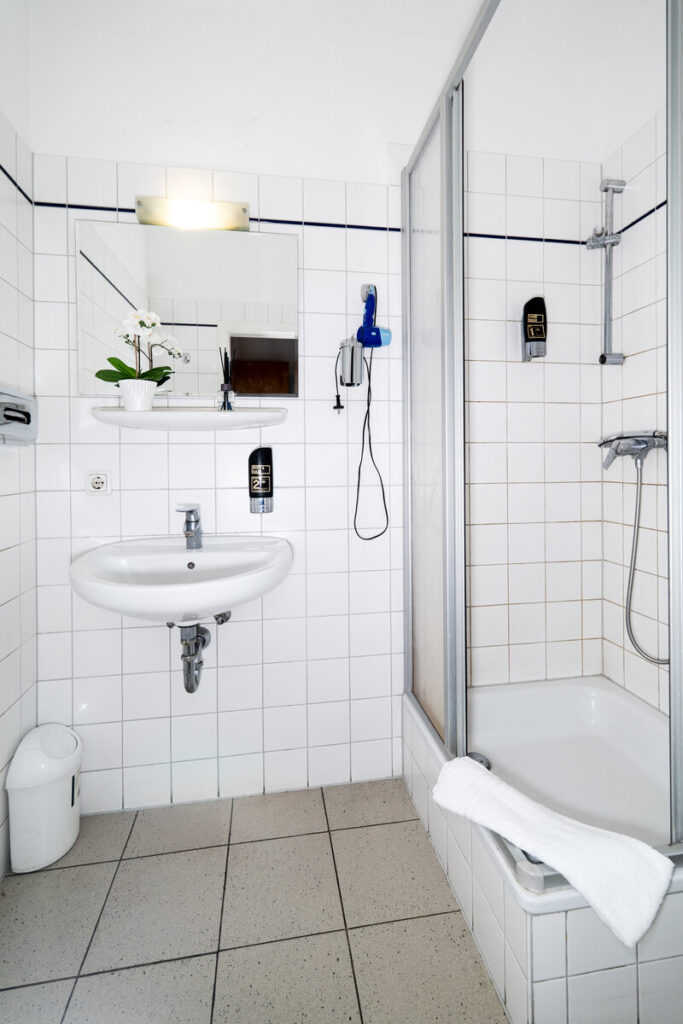 Eigenes Badezimmer mit Dusche im Zweibettzimmer der Pension zur Schleuse Kleinmachnow