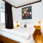 Zweibettzimmer mit Bett und Holzfußboden in Kleinmachnow