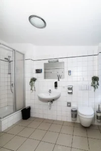 Modernes Badezimmer mit Dusche und WC in Zimmer 5 Pension Kleinmachnow