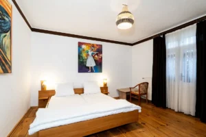 Gemütliches Doppelbett im Zimmer 5 mit Balkon der Pension zur Schleuse Kleinmachnow