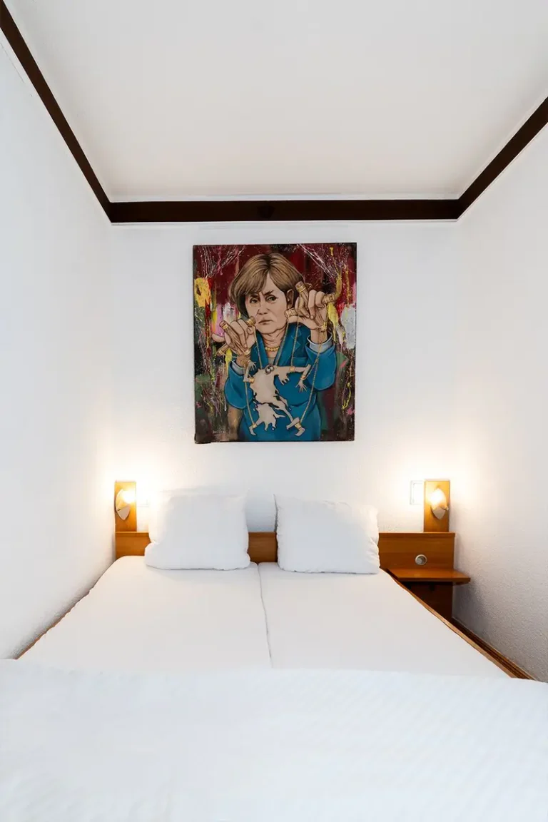 Gemütliches Doppelbett im Zimmer 4 mit Balkon der Pension zur Schleuse Kleinmachnow