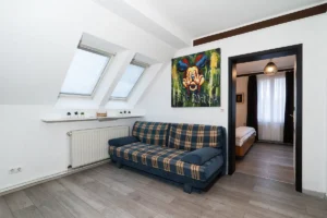 Sitzbereich mit Schlafsofa in der Junior Suite Zimmer 3 Pension Kleinmachnow