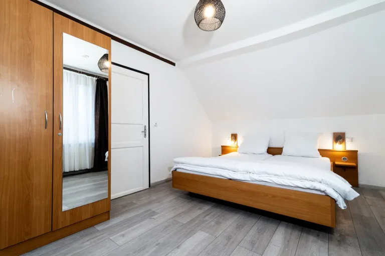 Schlafzimmer mit Doppelbett in der Junior Suite Zimmer 3 Pension Kleinmachnow