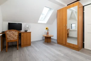 Wohnbereich mit Schrank und Sitzgelegenheit in Junior Suite Zimmer 3 Kleinmachnow