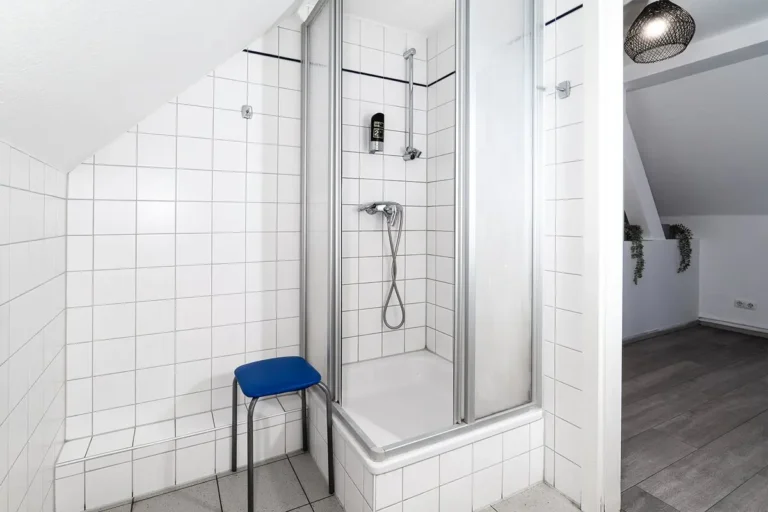 Moderne Dusche im Badezimmer der Junior Suite Zimmer 3 Pension Kleinmachnow