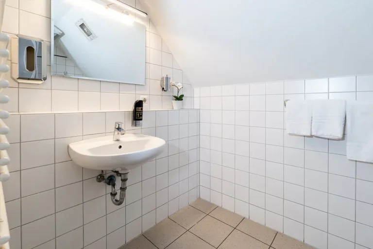 Waschbereich mit Spiegel im Badezimmer der Junior Suite Zimmer 3 Kleinmachnow