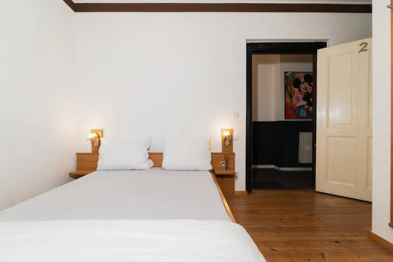 Schlafzimmer in Zimmer 2 der Pension Kleinmachnow mit gemütlicher Einrichtung