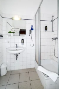 Badezimmer mit Dusche und Waschbecken im Zweibettzimmer Kleinmachnow Wohnung 1